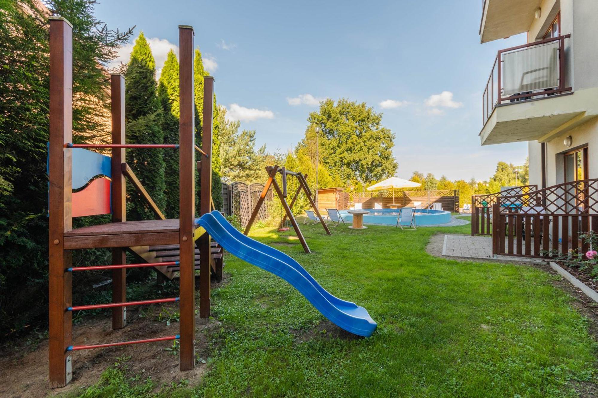 Sztutowo Lazurowy Dwor - Apartamenty Oraz Pokoje Z Basenem I Parkingiem Exterior photo