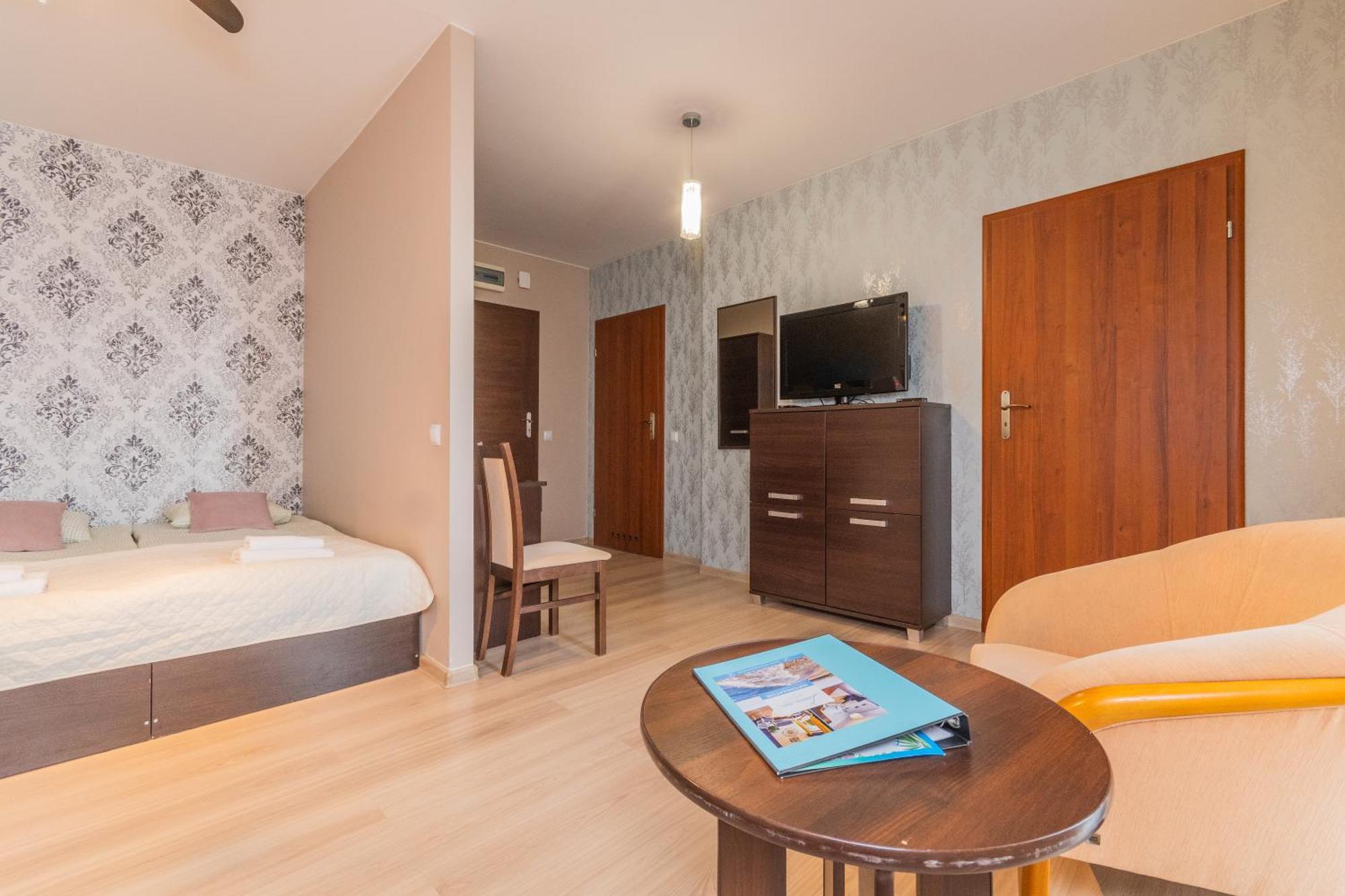 Sztutowo Lazurowy Dwor - Apartamenty Oraz Pokoje Z Basenem I Parkingiem Exterior photo